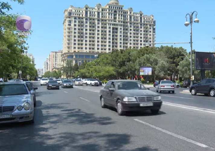 Qızmar havada kondisionersiz avtomobil idarə etsəniz, bu hal yaşana bilər... - VİDEO