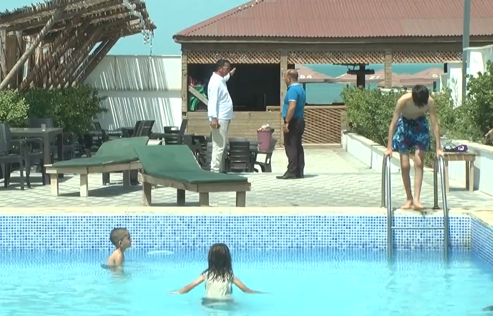 Hovuza tullanaraq ölən kişi sərxoş olub - VİDEO