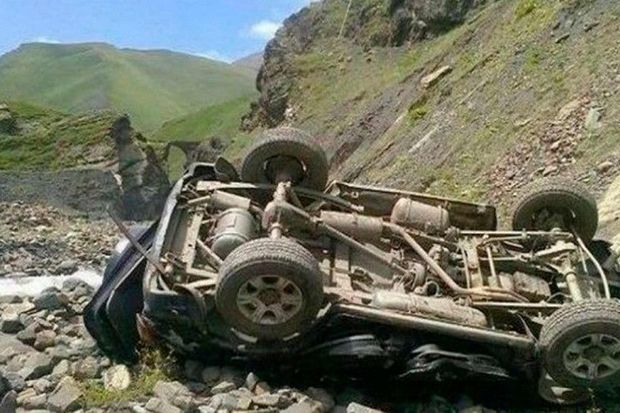 Yardımlıda avtomobil dərəyə aşdı - ölən və yaralananlar var