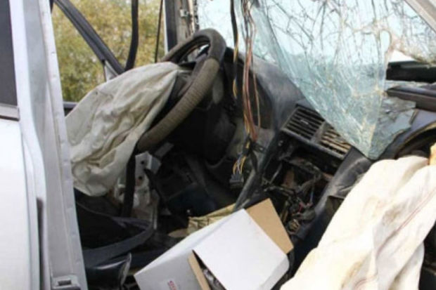 Yevlaxda yük avtomobili minik maşınına çırpıldı: Xəsarət alanlar var