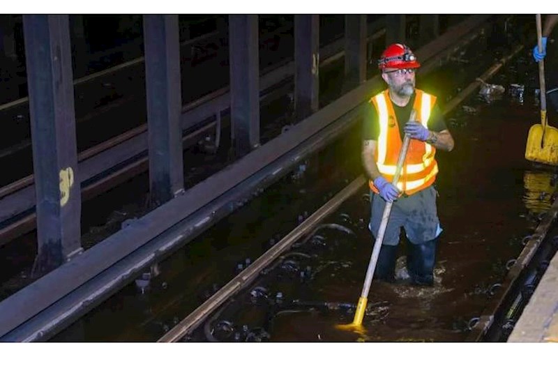Su şəbəkəsi partladı: metro sular altında qaldı 