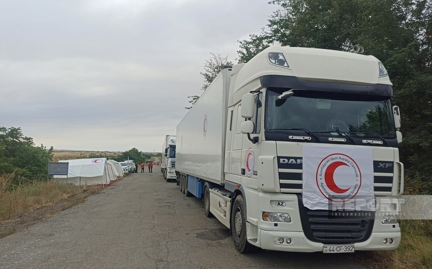 Qarabağdakı erməniəsilli şəxslərin ehtiyaclarını qarşılamaq üçün iki yük maşını Ağdam-Xankəndi yolundadır
