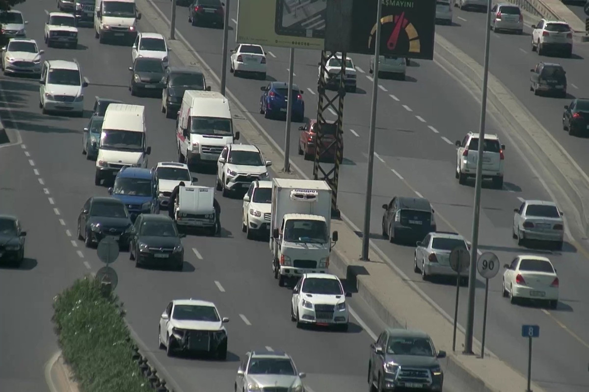 Bakıda nasaz avtomobil yolda qaldı - Prospektdə sıxlıq yarandı