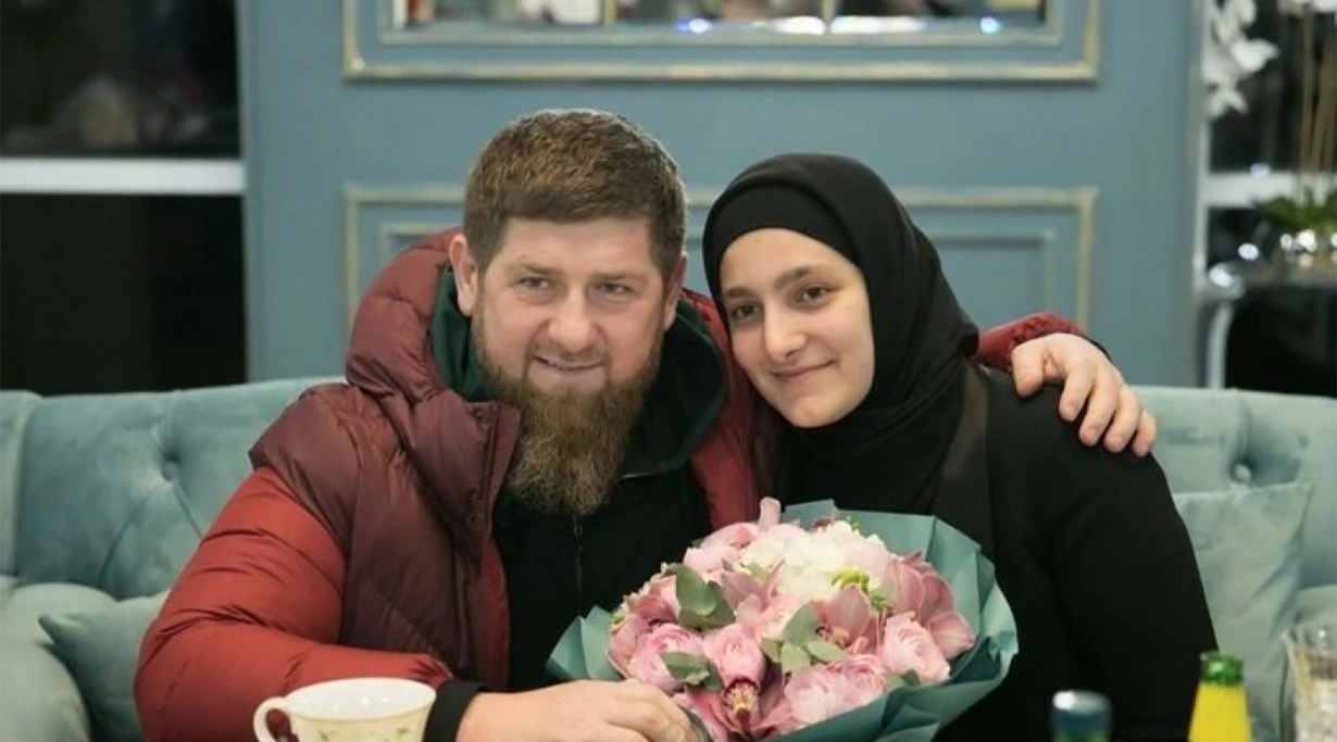 Putin Kadırovun qızını medalla təltif etdi