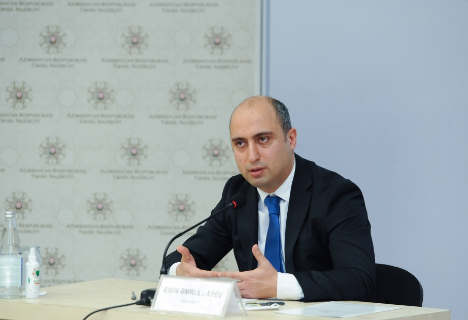 "Məktəblərdə hər 11 şagirdə 1 kompüter düşür" - Emin Əmrullayev