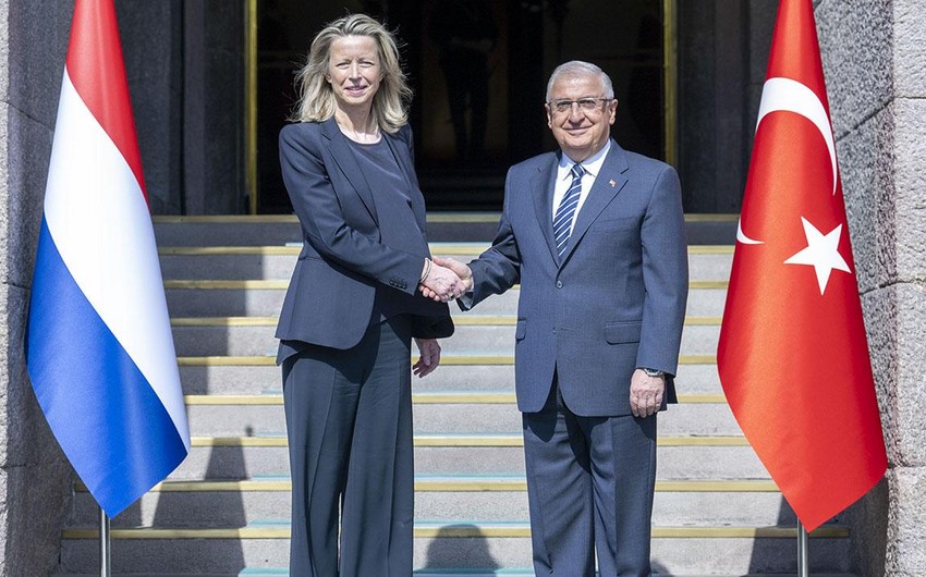 Türkiyənin milli müdafiə naziri niderlandlı həmkarı ilə danışıqlar aparıb