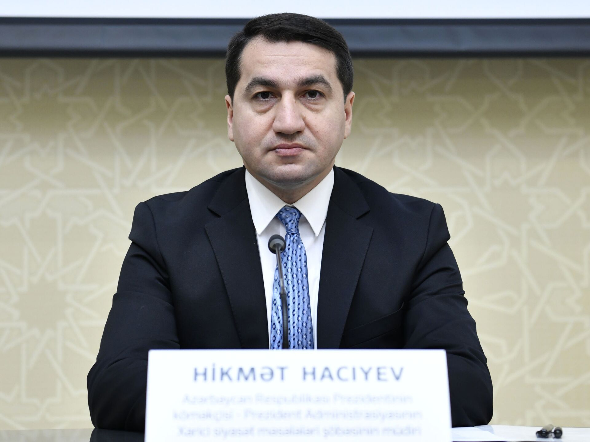 Hikmət Hacıyev: “Laçın və Ağdam yolları eyni vaxtda açıla bilər”