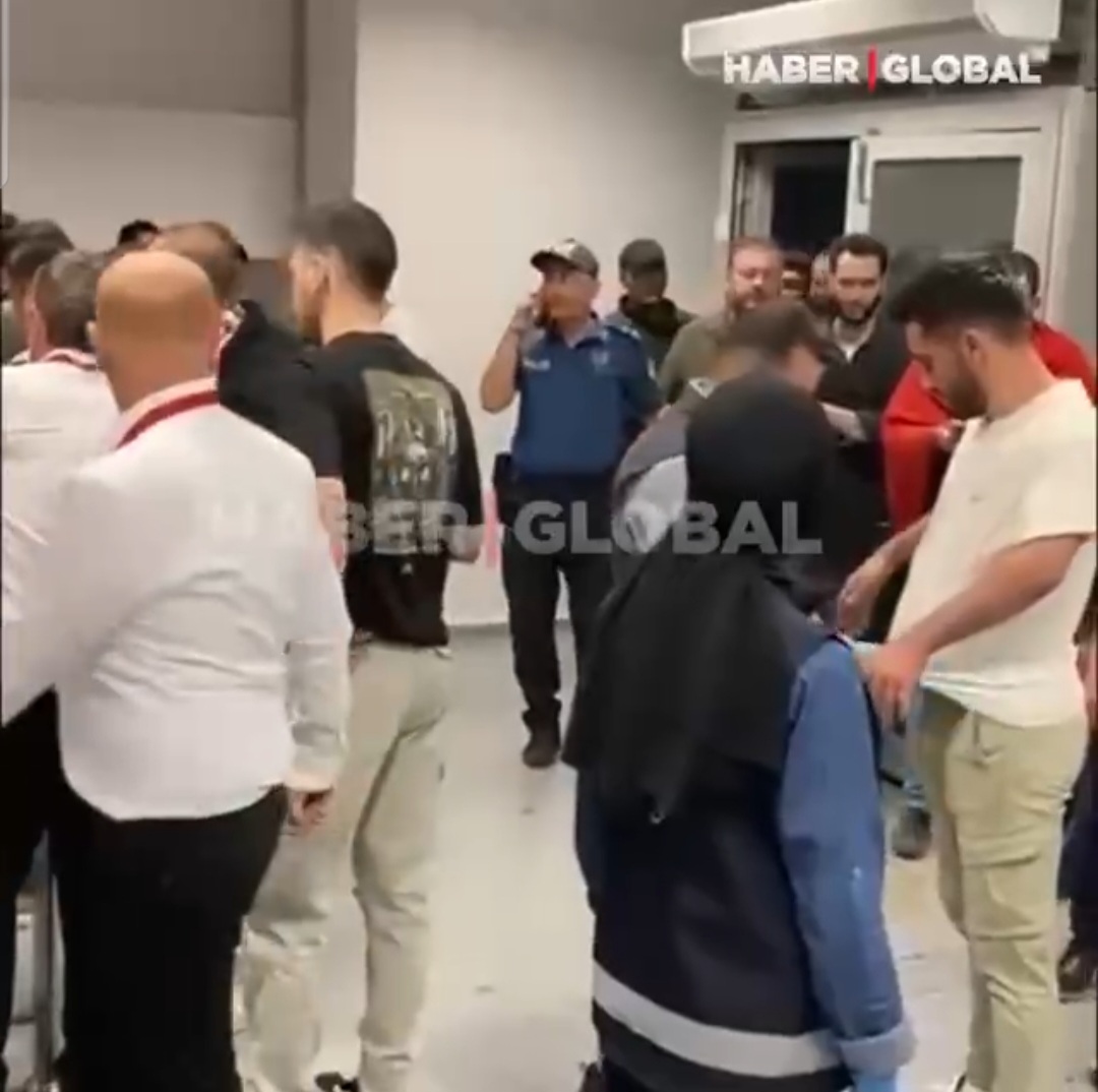 Türkiyə polisi Azərbaycan bayrağını öpdü - VİDEO