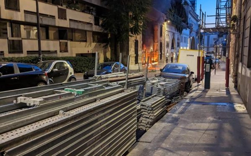 İranın Fransadakı səfirliyinə hücum olub, qapısı yanıb