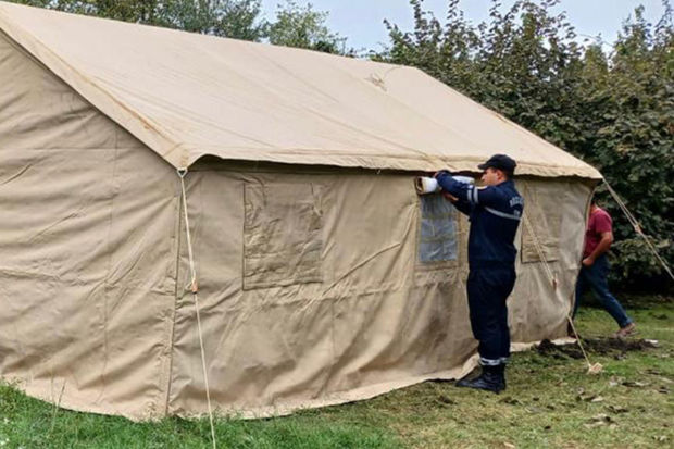 FHN evi yağışdan yararsız hala düşən sakin üçün çadır qurdu