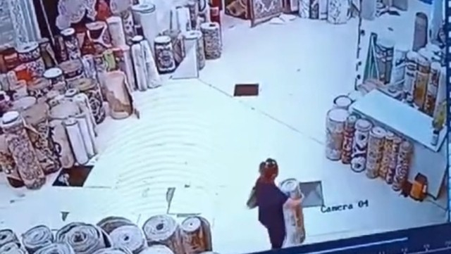 "Sədərək"də qadın xalçanı belə oğurladı - VİDEO