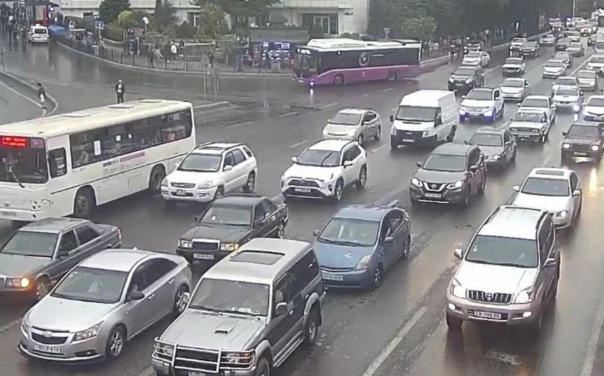 Bakının bir sıra yollarında tıxac yaranıb - SİYAHI