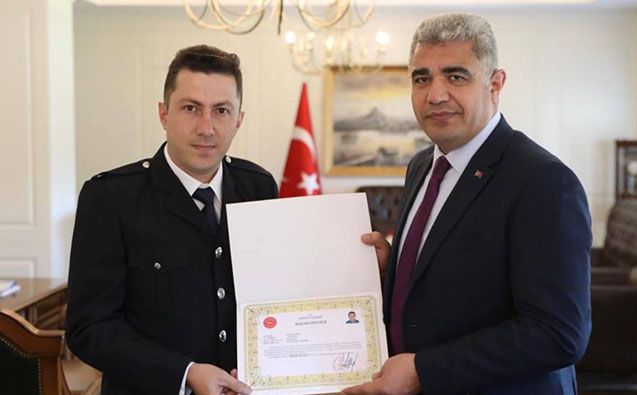 Azərbaycan bayrağını öpən türkiyəli polis mükafatlandırıldı
