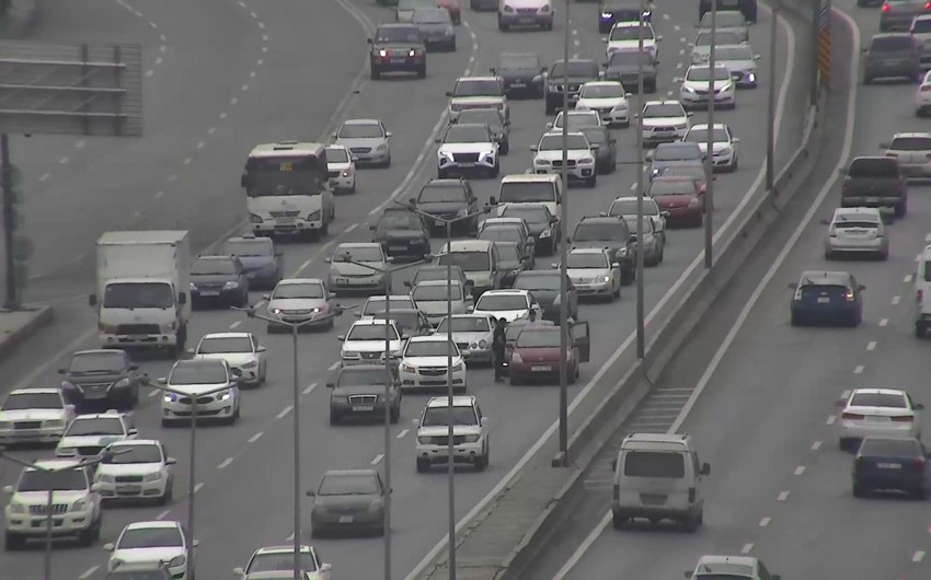 Bakı-Sumqayıt yolunda qəza: Yolda sıxlıq yarandı