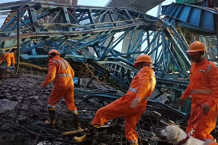 Çində körpü tikintisi zamanı kran işçilərin üzərinə aşdı: 6 nəfər öldü, yaralananlar var