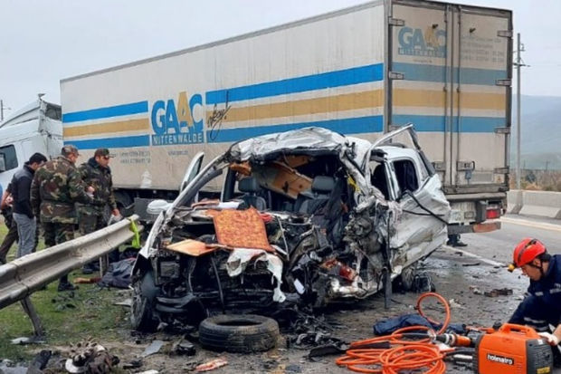 Minik avtomobili TIR-la toqquşub, iki nəfər ölüb