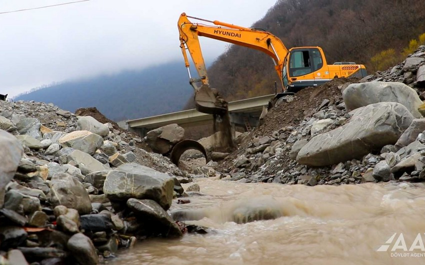 Sel suları Lerikdə 2 avtomobil körpüsünə ziyan vurub