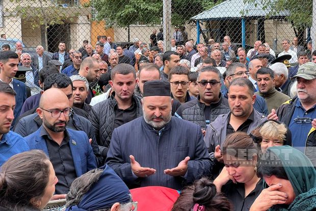 Ermənilərin törətdiyi terror aktı nəticəsində Şuşada həlak olan mülki şəxslə vida mərasimi keçirilir - FOTO