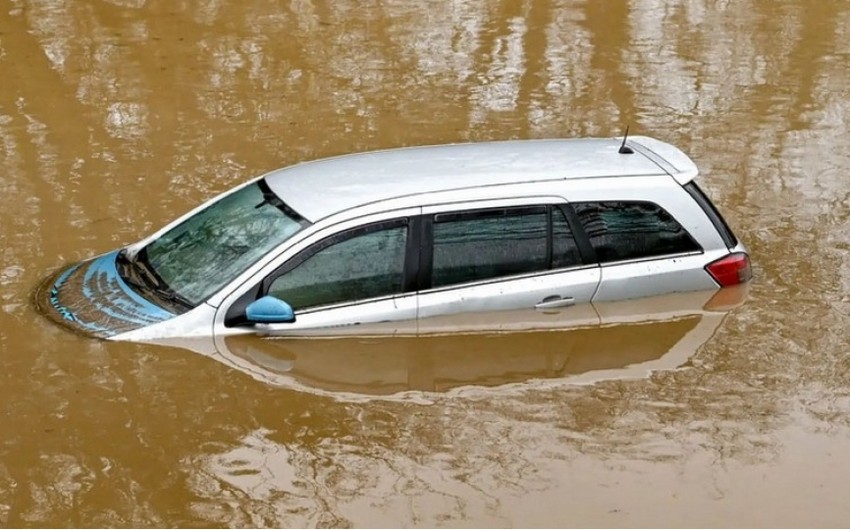 Salyanda avtomobil su kollektoruna düşüb, ölən var