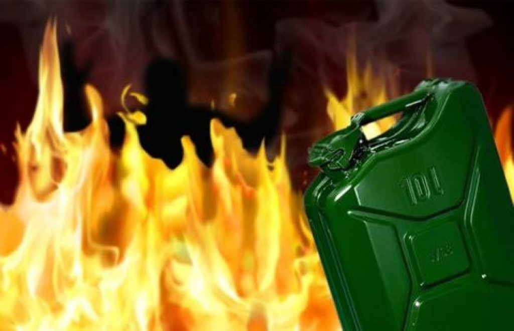 Azərbaycanda DƏHŞƏT: Ər-arvad benzin töküb özlərini yandırdılar