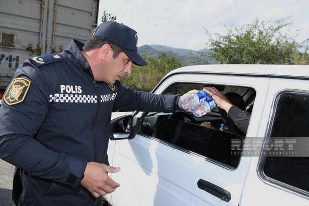 Azərbaycan polisi Qarabağın erməniəsilli sakinlərinə su paylayıb - VİDEO