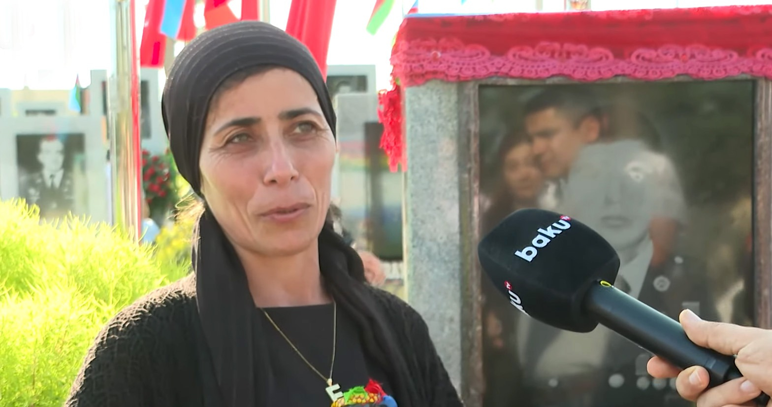 Şəhid anası oğlunun məzarına Şuşa və Laçından kəklikotu gətirdi - VİDEO