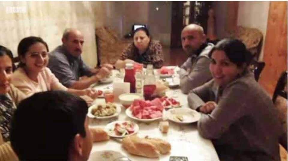 Ailə başçısı cəbhədə sağ qaldı, 5 üzvü evdə şəhid oldu - FOTO