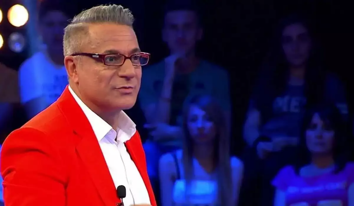 Məşhur şoumen özündən 40 yaş kiçik sevgilisinə evlilik təklif etdi