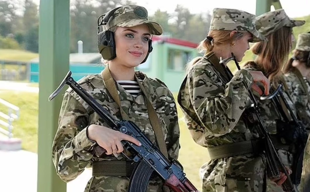 Belarus ordusunda qadınlar üçün hərbi təlimlər keçirildi - FOTO