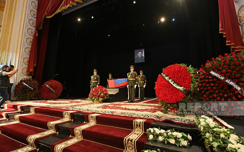 Milli Qəhrəman Riad Əhmədovun nəşi dəfn edilir