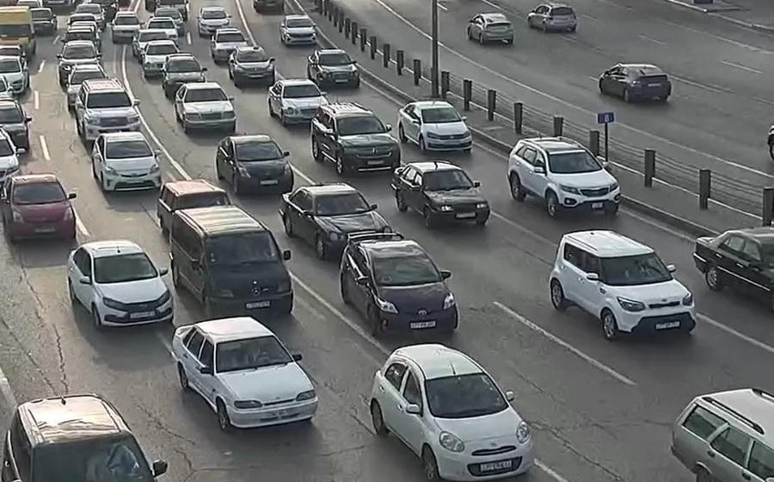 Bakının bir sıra yollarında tıxac yaranıb - SİYAHI