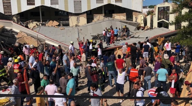 Meksikada kilsənin damı uçdu – Ölənlər var