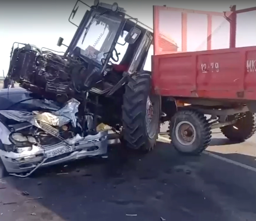Azərbaycanda traktorla avtomobil toqquşdu - ölən var