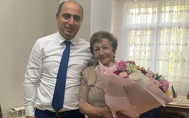 İlk müəlimi ilə foto paylaşan Emin Əmrullayev hansı məktəbdə təhsil alıb? - FOTO