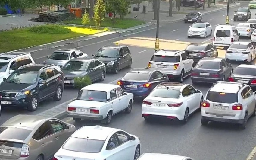 Bakının bir sıra yollarında tıxac yaranıb - SİYAHI