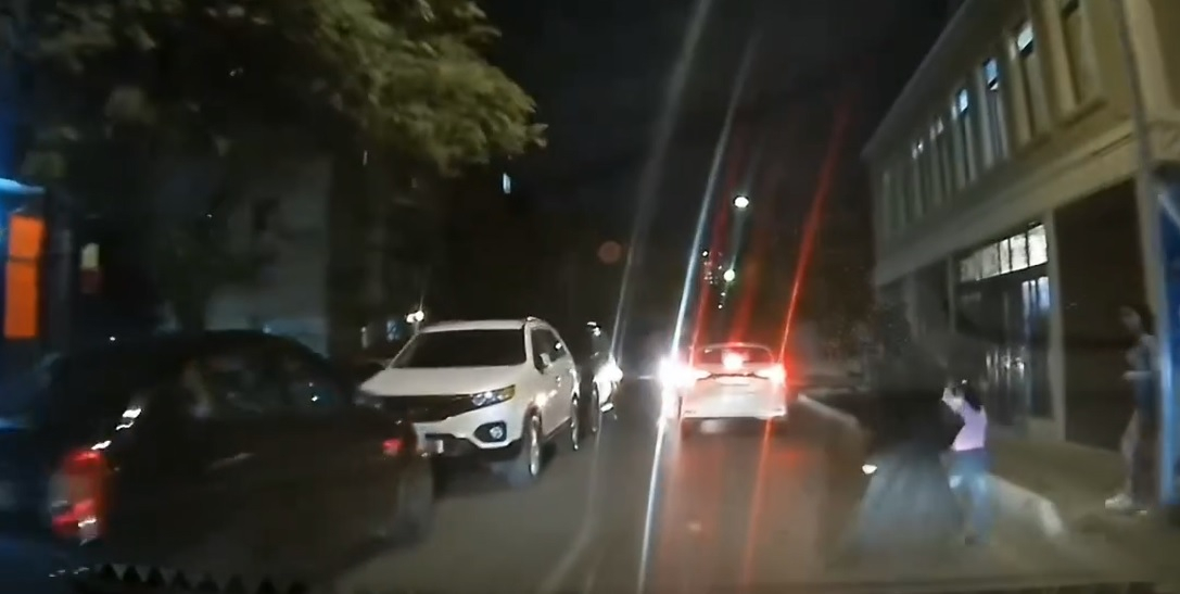 Ölümün üstünə yüyürənlər - Bakıda dəhşətli anlar ANBAAN VİDEOYA DÜŞDÜ