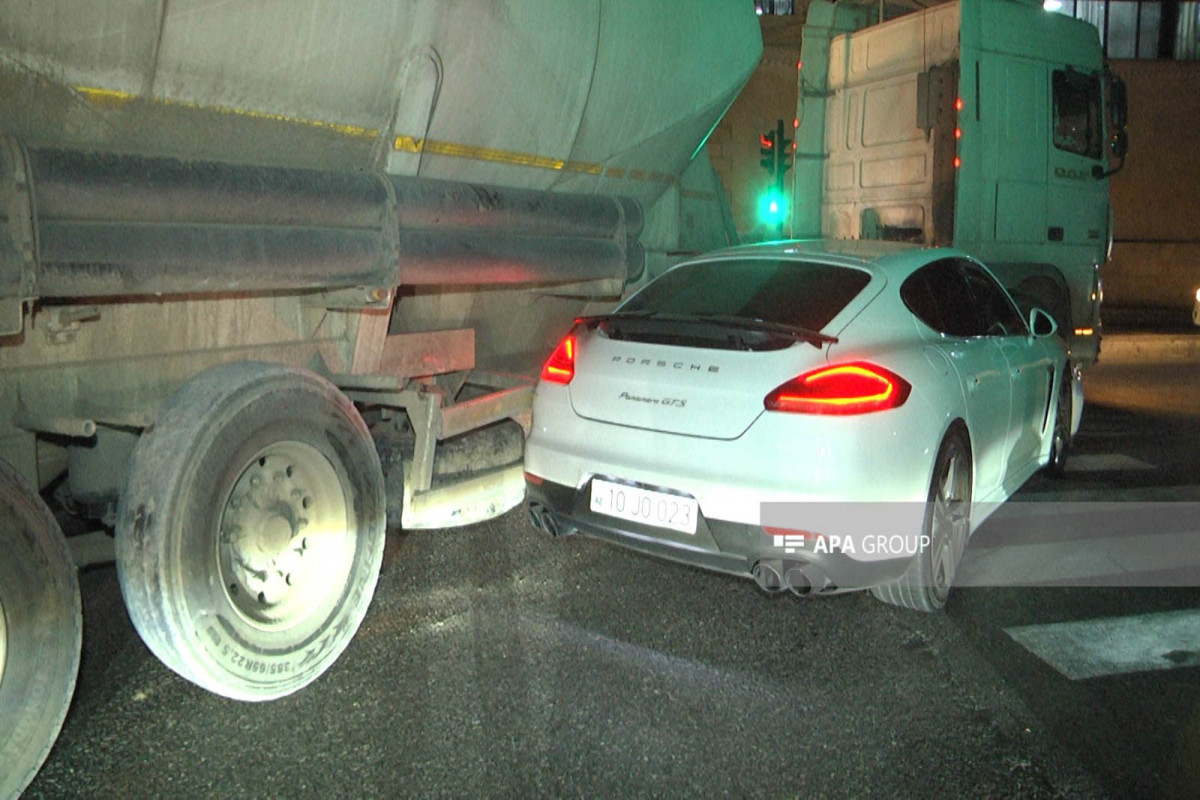 Bakıda “Porsche” yük maşını ilə toqquşub - FOTO
