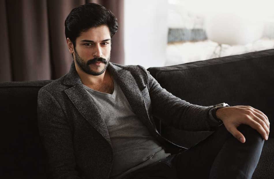 Burak Özçivitin fanatları ilə görüşündə BÖYÜK İZDİHAM - VİDEO