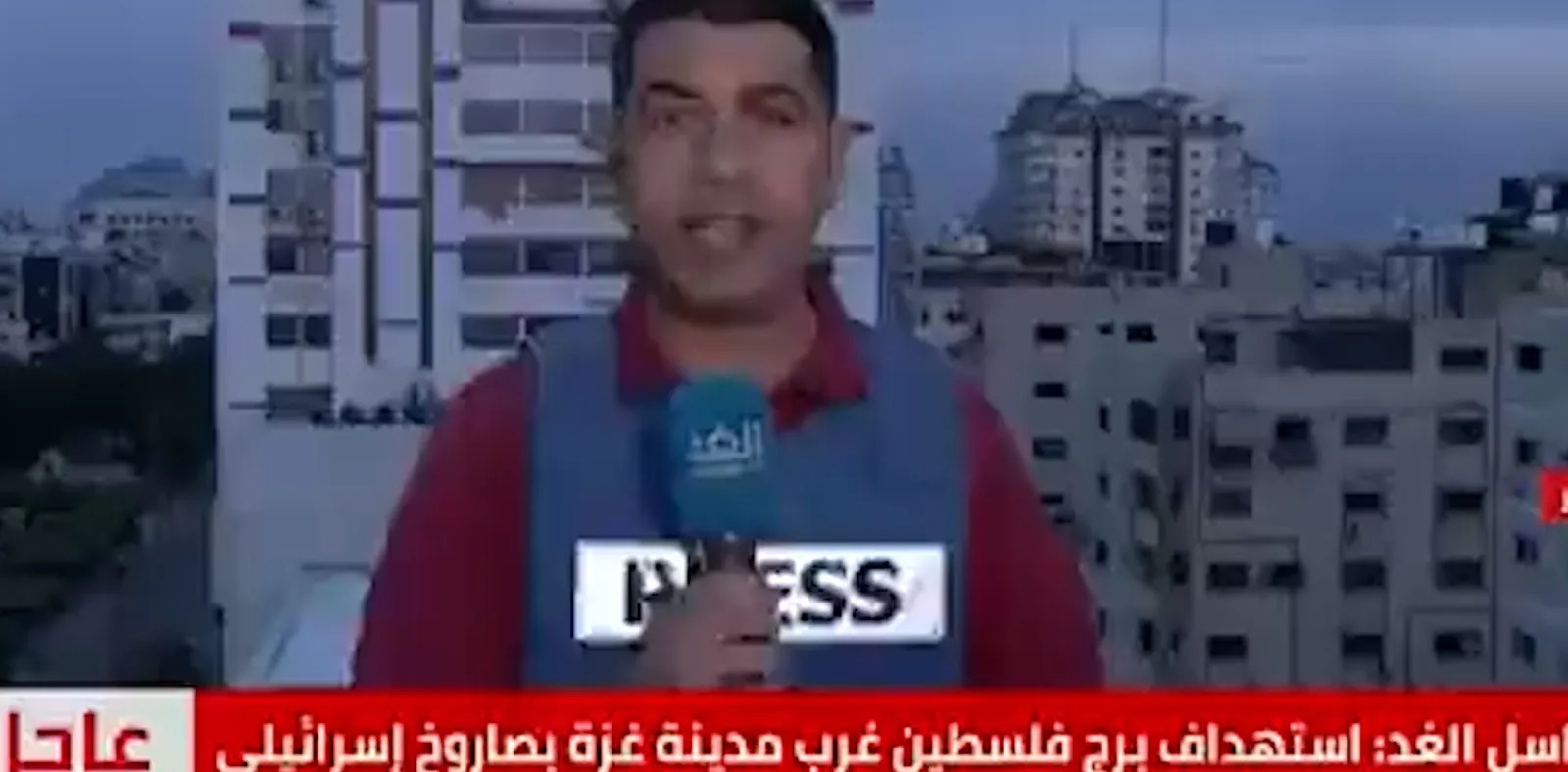 Jurnalistin çətin anı: Canlı yayım zamanı bombalı hücum baş verdi – VİDEO