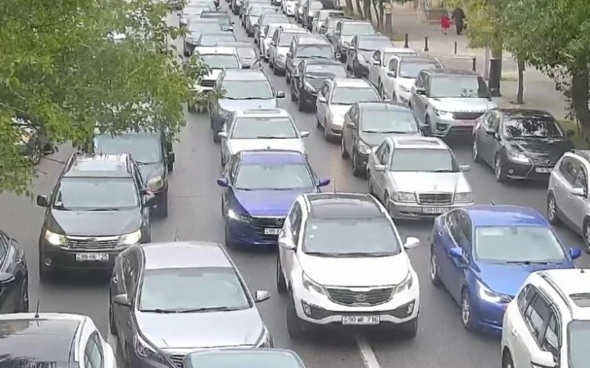 Bakının bir sıra yollarında tıxac yaranıb - SİYAHI