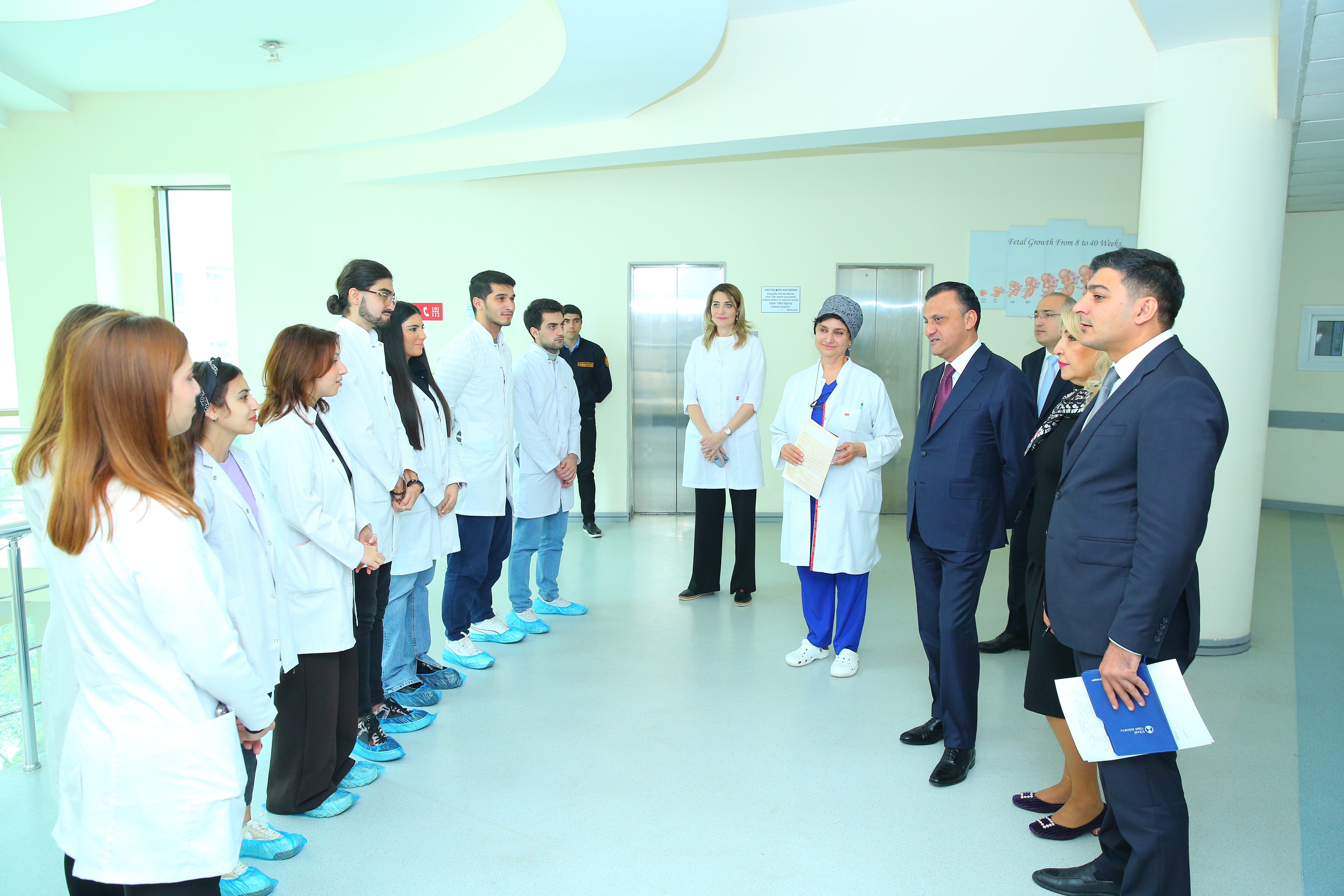 Vüqar Qurbanov Respublika Perinatal Mərkəzinin işçiləri ilə görüşdü - FOTOLAR