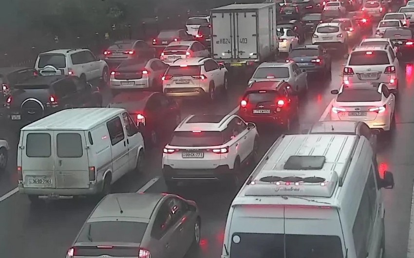 Bakının bir sıra yollarında tıxac yaranıb - SİYAHI