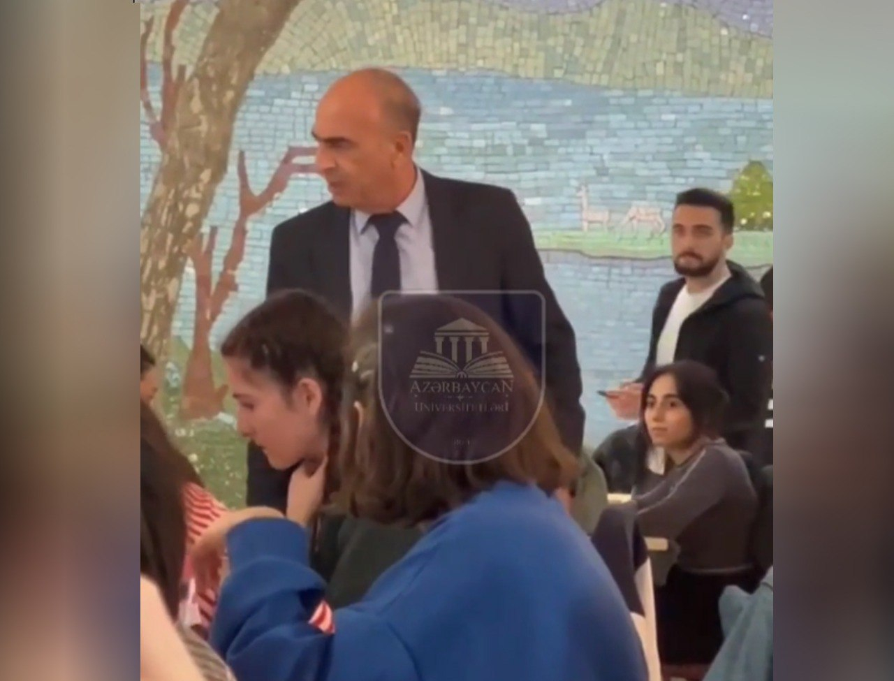 ADPU-nun bufetində kitab oxumaq qadağandır? - Universitetdən açıqlama