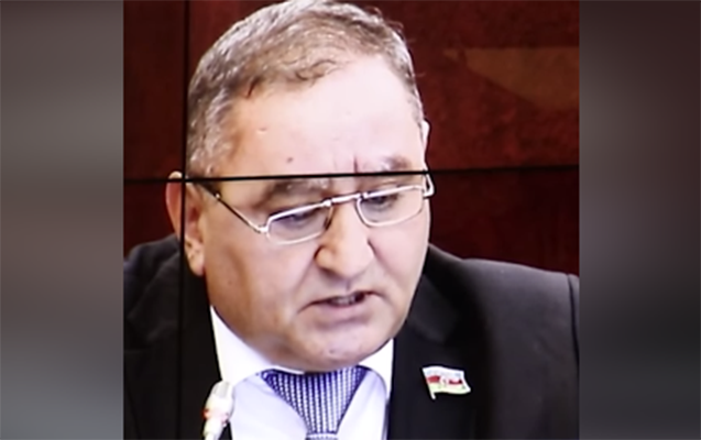 Deputat Milli Məclisdə mətni üzündən oxumaqda çətinlik çəkdi - VİDEO