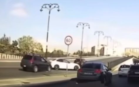 Babək prospektində avtomobil körpüdən aşdı - ANBAAN VİDEO