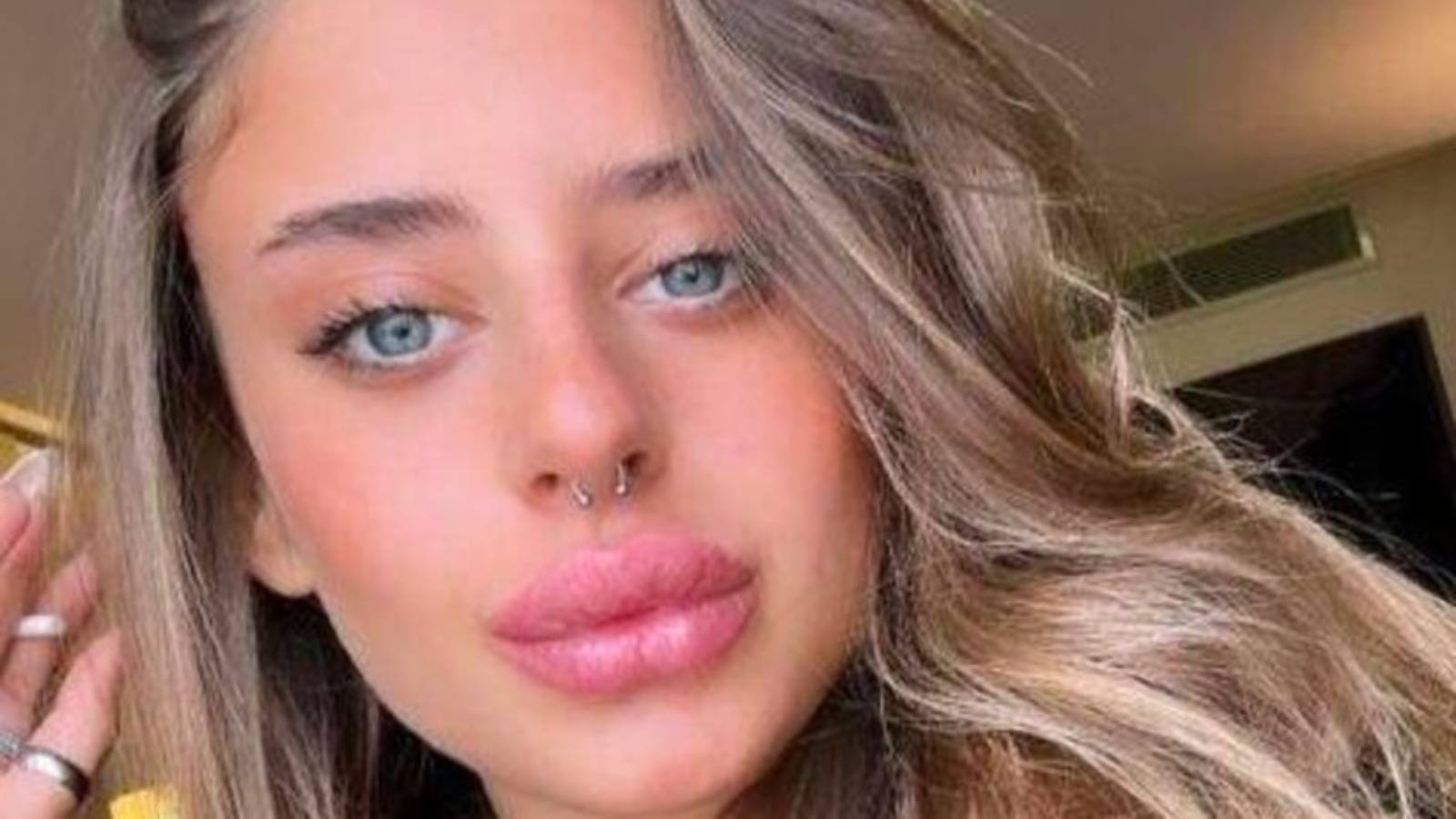 "Həmas"ın əsir götürdüyü qızın anası dünyaya səsləndi: Sizə yalvarıram...