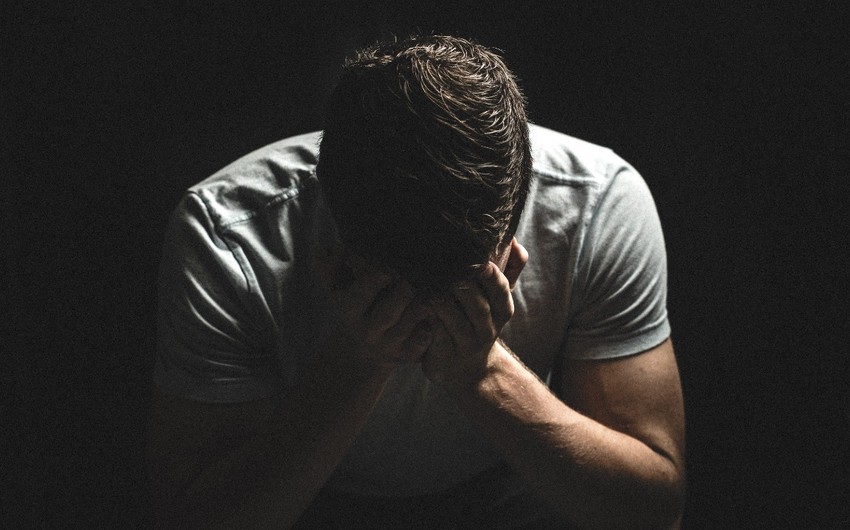 Anasını bıçaqlayan yeniyetmə vəzifəli şəxsin oğludur