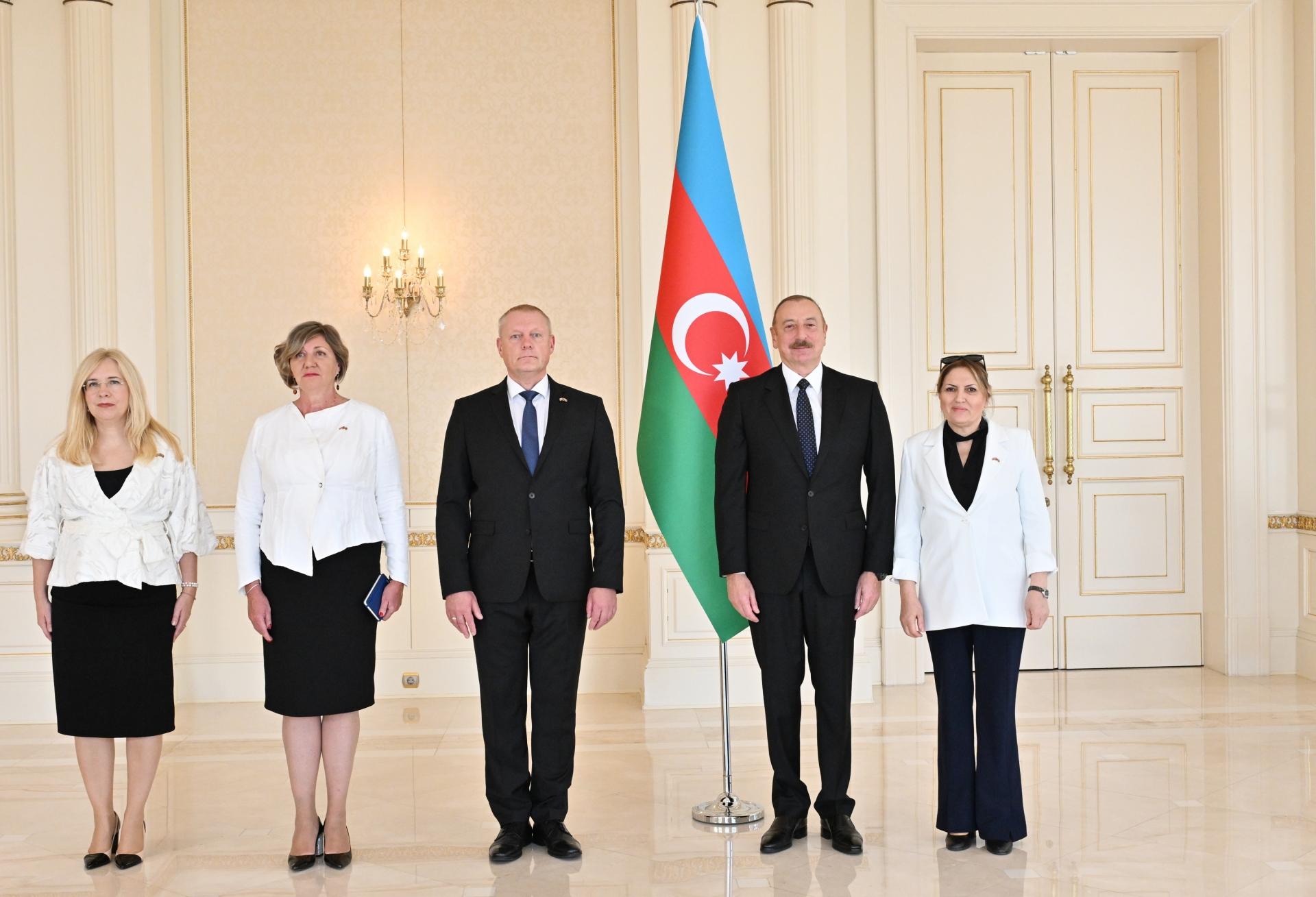 İlham Əliyev Latviyanın ölkəmizə yeni təyin olunmuş səfirinin etimadnaməsini qəbul etdi - FOTO