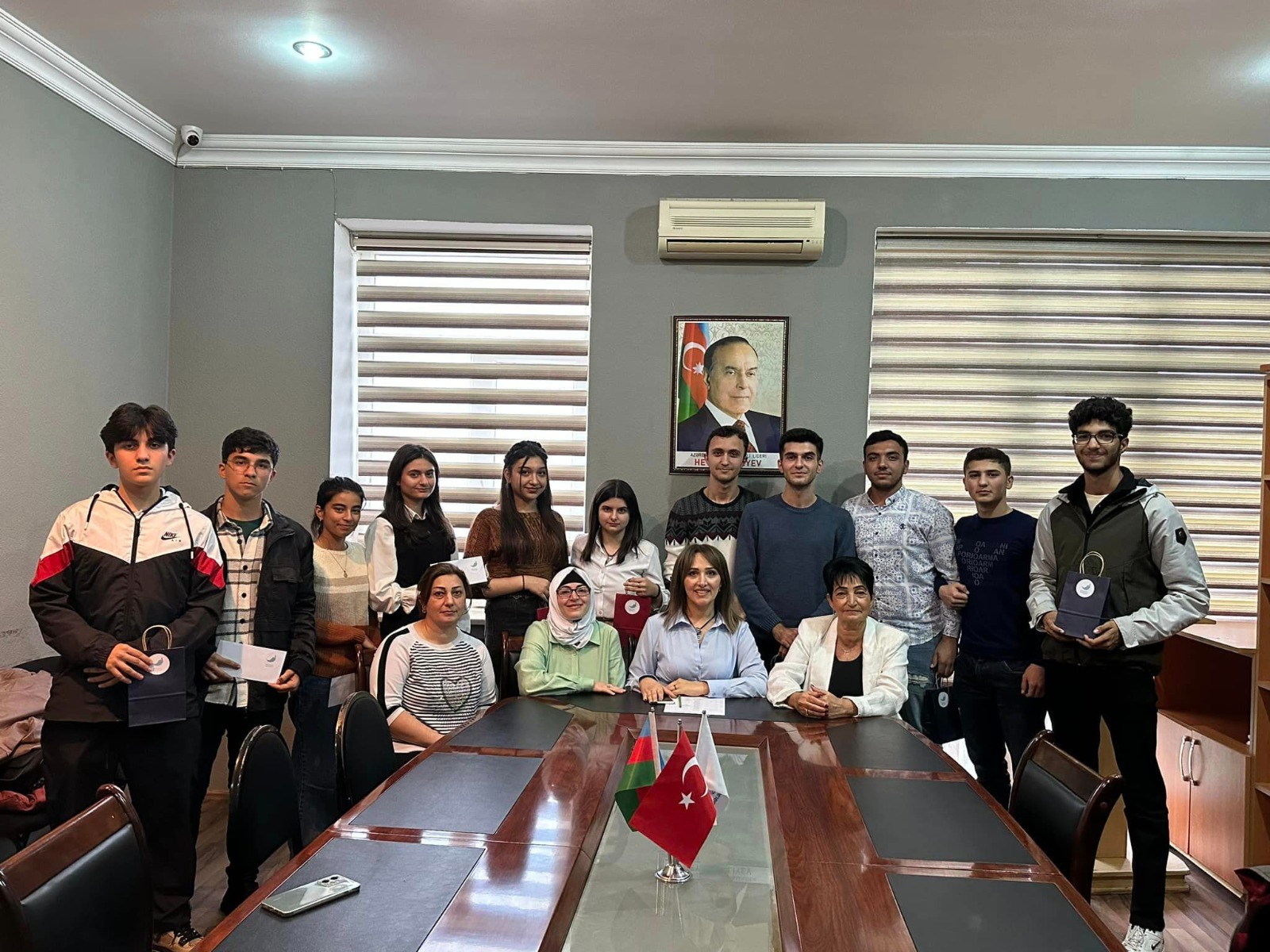 Bibiheybət bələdiyyəsi tələbə adını qazanan abituriyentləri təbrik etdi - FOTOLAR