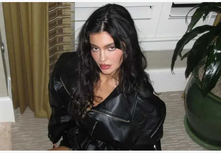 Məşhur model şəxsi geyim brendini yaratdı - FOTO